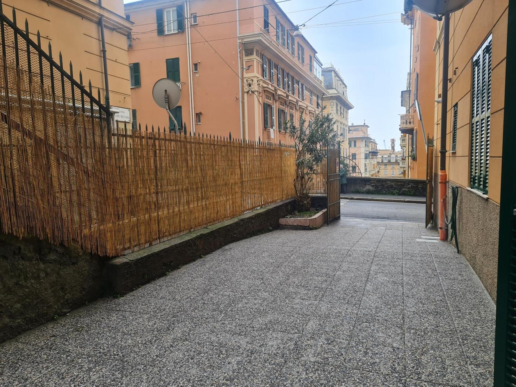 Ampio Appartamento Con 2 Posti Auto E Cortile Genoa Ngoại thất bức ảnh